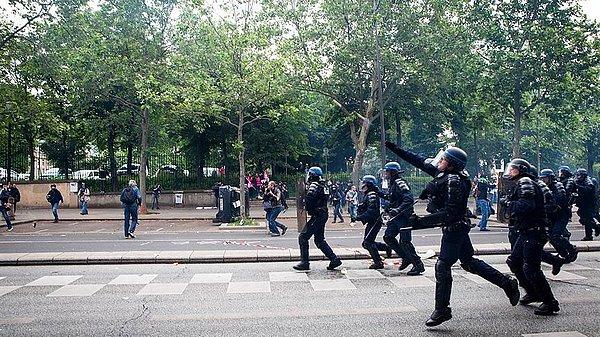 Protestocular sabahın erken saatlerinde Champs-Elysees Caddesi'ne gelmeye başladı. Polis, göstericilerin üst aramasını yaptıktan sonra caddeye girmesine izin verirken, polis ile eylemciler arasında zaman zaman gergin anlar yaşandı.