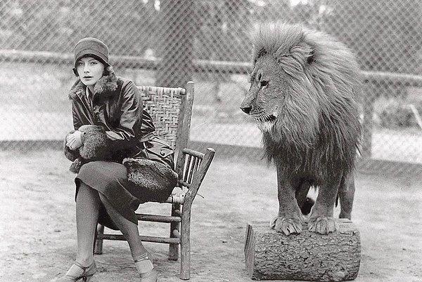 25. Bir sahne arkası fotoğrafı değil, ama yine de ilginç. Oyuncu Greta Garbo ve Metro-Goldwyn-Mayer logosundaki ünlü aslan.