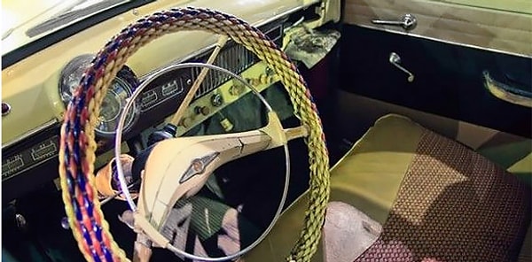 7. Поговорим немного о тюнинге. Такая цветная оплётка руля, к сожалению, не продавалась в магазинах, сделать её можно было только своими руками, но вот из чего?