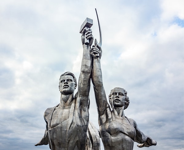 9. Кто автор знаменитых по всему СССР скульптур "Рабочий и колхозница"?