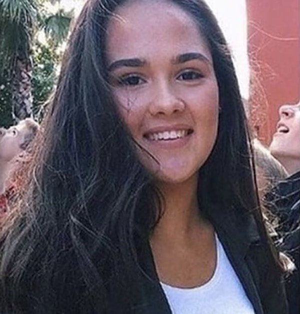 Это старое фото Эммы, так она выглядела раньше.