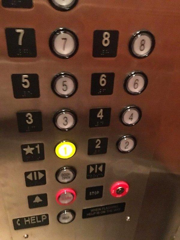 2. "Asansör kapısını kapatmaya yarayan tuş kopmuş ve zaten hiç kontrol paneline bağlı değilmiş..."