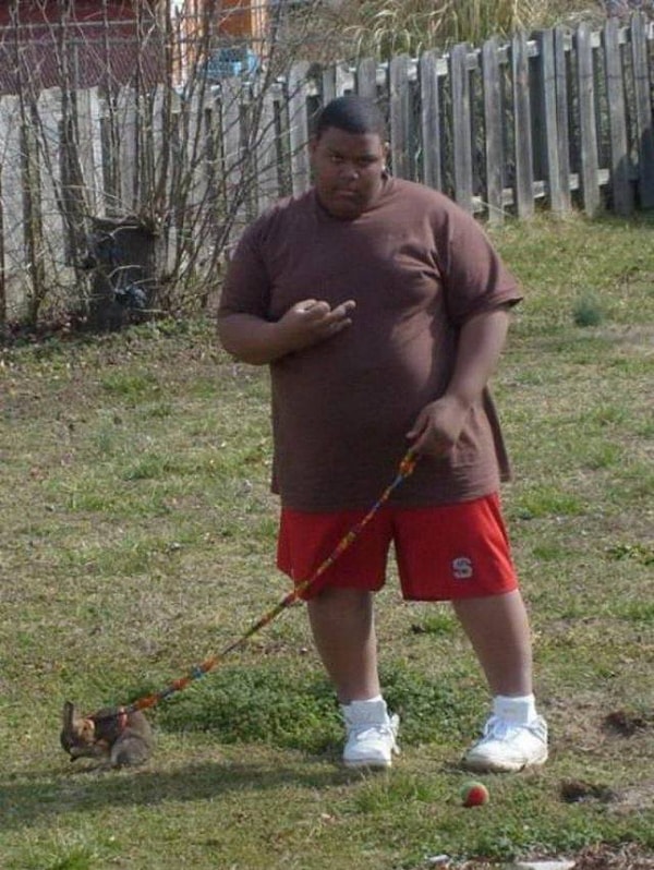 1. Угрожающий взгляд, питомец-кролик и попытка показать средний палец