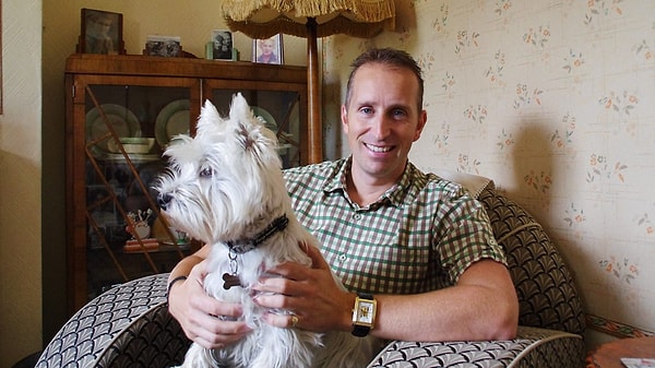 15. С кем он живет?