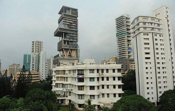 Mumbai'nin en pahalı evinde oturan ailenin "Antila" adlı 27 katlı evlerinin değeri de 1 milyon dolar.
