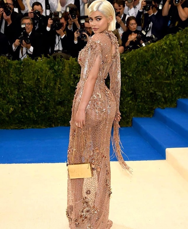 2017 Met Gala'da platin, bob kesim saçlarıyla karşımıza çıkan Kylie'nin hemen ardından, saçlar da kısalmaya başladı.