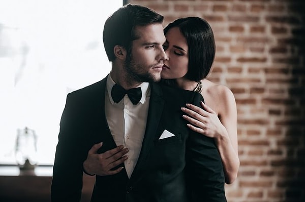 Вашу партнеру необходимо иметь определенный статус в обществе.