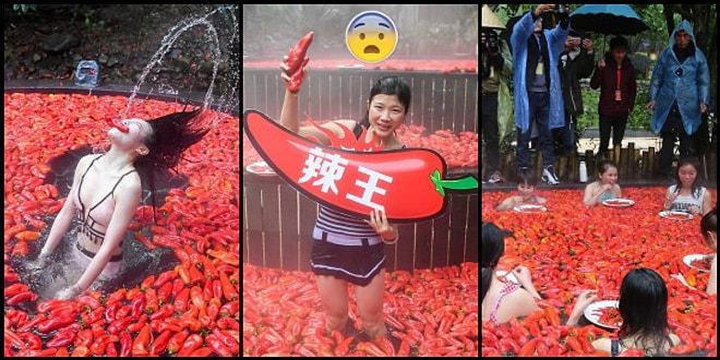 Çin'de Yapılan Acı Biber Yeme Yarışmasında 20 Acı Biberi 1 Dakikada Yiyen Kadın
