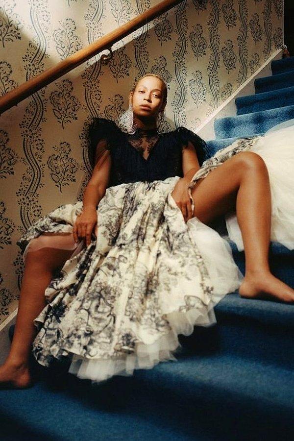 Giydikleriyle benzer mesajlar vermeyi seven Beyoncé de aynı koleksiyondan bir kombini daha önce bir dergi çekiminde kullanmıştı.