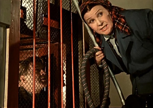 2. Что принесла секретарша товарищу Огурцову, когда он застрял в лифте?