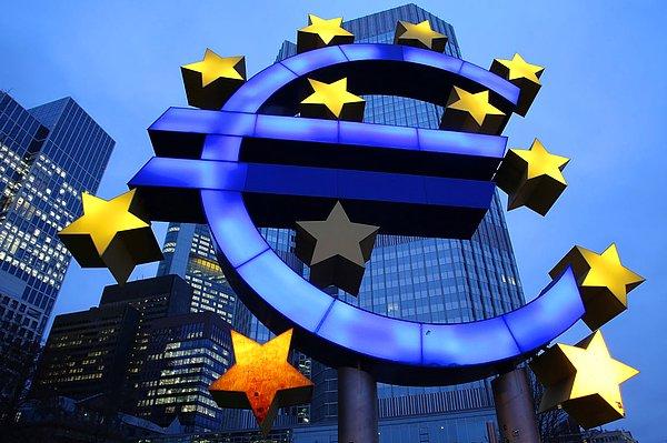 Avrupa'nın ekonomik çöküşü geliyor, euro bölgesi tehlikede! Son yıllarda İtalya, İspanya, Yunanistan gibi pek çok Avrupa ülkesinde ekonomik sıkıntılar yaşanıyordu. Acaba Avrupa'yı bu sene çöküş mü bekliyor?