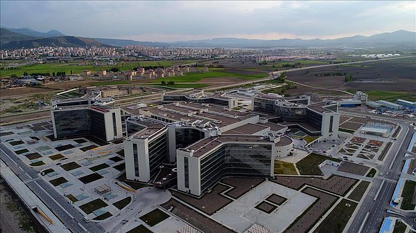 8 şehir hastanesinin hasta kabulüne başladığını belirten Sağlık Bakanı, Ankaralıların da merakla beklediği Bilkent şehir hastanesinin de yakın zamanda hizmete başlayacağını söyledi.