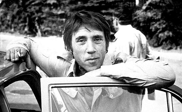 9. Куда никак не мог доехать автор песни «Задержка рейса» (Но мне туда не надо…)?