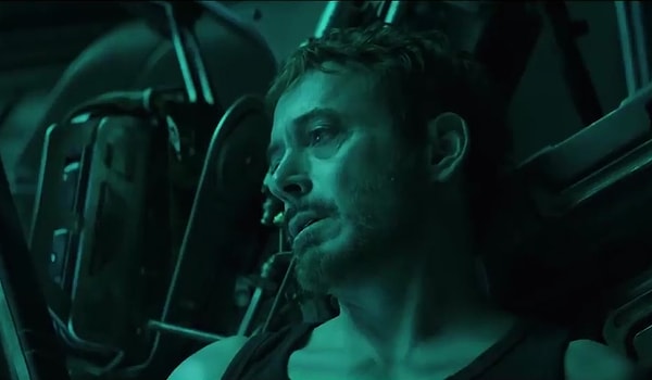 2. В трейлере, который вышел совсем недавно, истощенный Тони Старк оставляет обращение, в котором говорит о том, что воды и еды не осталось, а запас кислорода на исходе