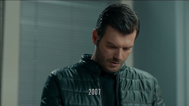 Veli’nin dediği gibi başa dönüyoruz. Yıl 2007. Kadir teşkilata yeni gelmiş, acemi bir çaylak ama yürek aynı yürek: Mangal gibi! Müdür seni birinin yanına vereceğim, delidir ama iyi polistir ondan çok şey öğrenirsin diyor.