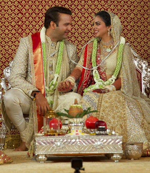 Hindistan'ın en zengin ailesi olan 'Ambani ailesi'nin 27 yaşındaki kızı ile Hindistan'ın en zengin ailelerinden birisinin 33 yaşındaki oğlu evlendi!