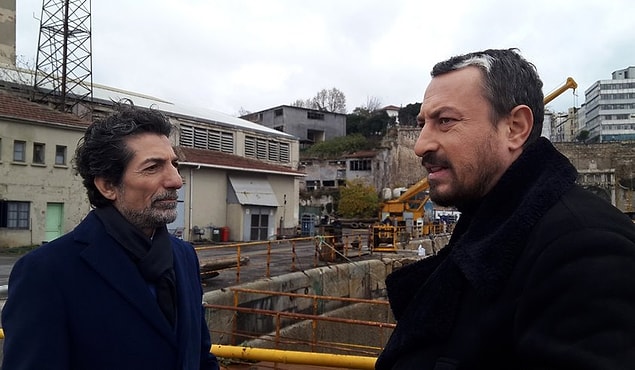 Cemre’nin babası Selim! Kadir’in de dediği gibi soluğu avukatın yanında alan Veli de aynı anda Kadir’den bahsediyor. Selim kazadaki tüm detayları öğreniyor ve artık bu işin içinden çıkamayacağını da...
