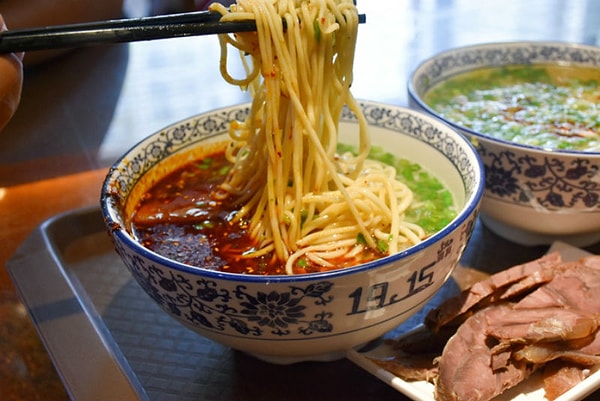 9. Китайского годового потребления лапши быстрого приготовления было бы достаточно, чтобы кормить все население Алжира три раза в день