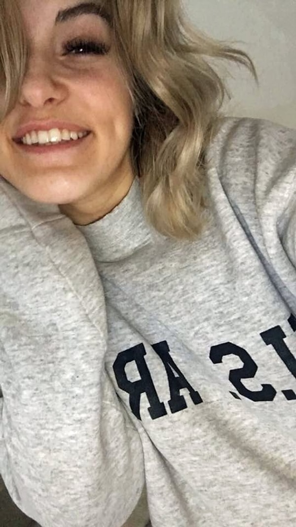 21-летняя Ариана Кент живет в Канаде. Она страдает холодовой крапивницей. Контакт девушки с чем-то замерзшим или холодным приводит ее на больничную койку.