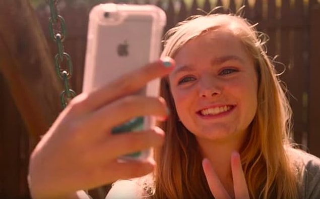 4. ''Eight Grade''deki rolü ve bu rolle bir de Altın Küre adaylığı alan Elsie Fisher, çekimler yapıldıktan kısa süre sonra kendi okulunda düzenlenen oyunun seçmelerinden elenmiş.