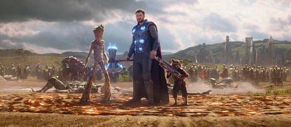 5. ''Avengers: Infinity War''daki heyecanın en yüksek olduğu sahne aslında Thor'un efsanevi girişi değil de Captain America'nın ilk kez göründüğü sahne olacakmış.