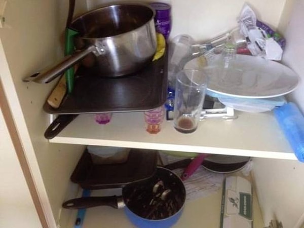 5. "В квартире моей девушки завелись тараканы. Все стало понятно, когда мы обнаружили, что соседка, вместо того чтобы мыть грязную посуду, просто ставит ее в шкаф"