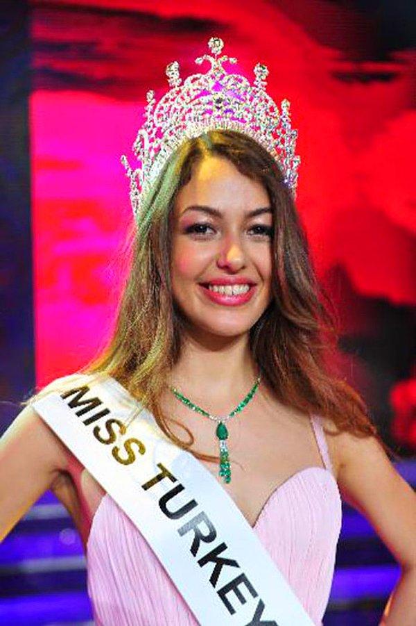 2014 yılına bir gidelim, Miss Turkey yarışmasında 2. seçildiğinde böyleydi.