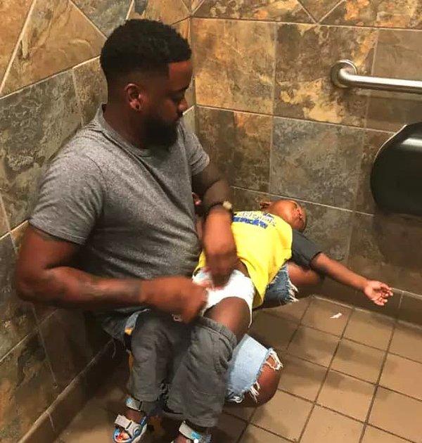 12. Bu gördüğünüz baba erkek tuvaletlerinde bebek bezi değiştirme alanı olmadığı için isyan etti ve haklıydı.