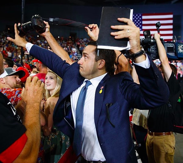 9. Член команды американского президента мешал работе фотожурналиста, когда тот пытался сфотографировать протестующих.