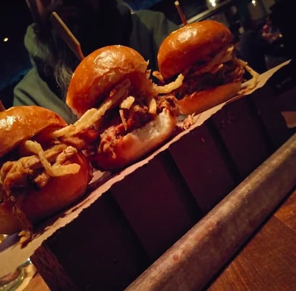 17. Ну подачей на кирпиче сегодня уже никого не удивишь...