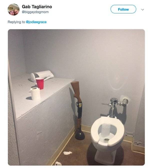 2. Оказывается, найти у парня в туалете можно все что угодно.