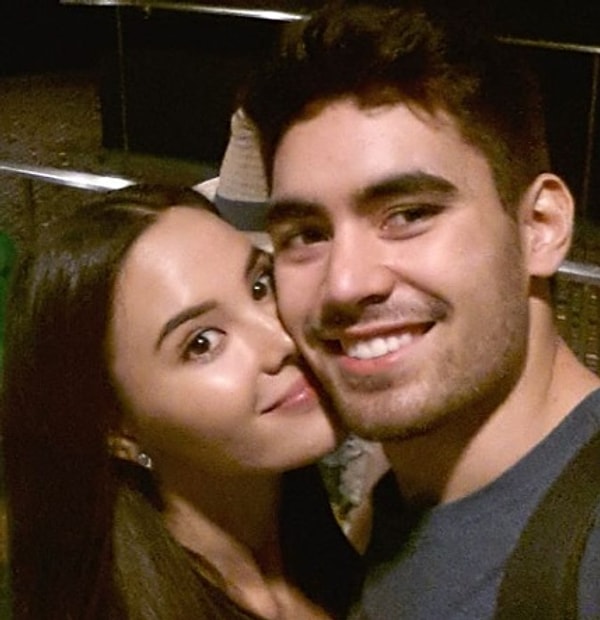 Новоиспеченная Мисс Вселенная любит колесить по миру со своим возлюбленным, наполовину немцем наполовину филиппинцем, актером Клинтом Бондадом. Короче говоря, у нее есть красивый парень, который украл сердце девушки ❤