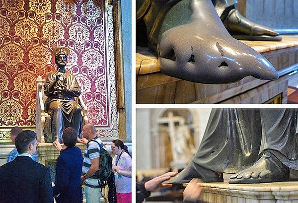 2. Vatikan'daki Aziz Petrus Bazilikası'nın içinde bulunan bu heykelin ayağı yüzyıllardır hacılar tarafından dokunuluyor ve öpülüyor.