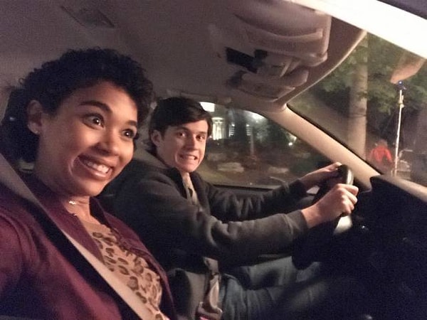 18. Александра Шипп и Ник Робинсон корчат забавные рожицы между дублями на съемках «С любовью, Саймон».