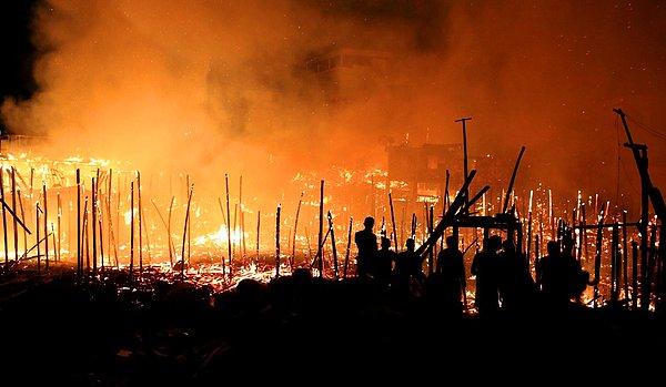 Manaus'un gecekondu semtinde başlayan yangın nedeniyle iki binden fazla kişi tahliye edildi.