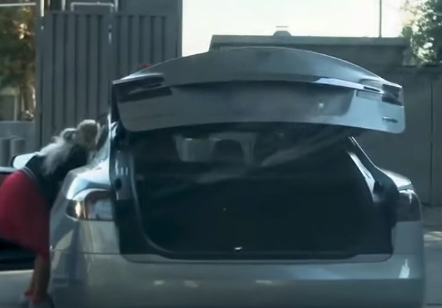 Elektrikli otomobili benzinle doldurmaya çalışan sürücünün videosu sosyal medyada viral oldu Elektrikli otomobili benzinle doldurmaya çalışan sürücünün videosu sosyal medyada viral oldu