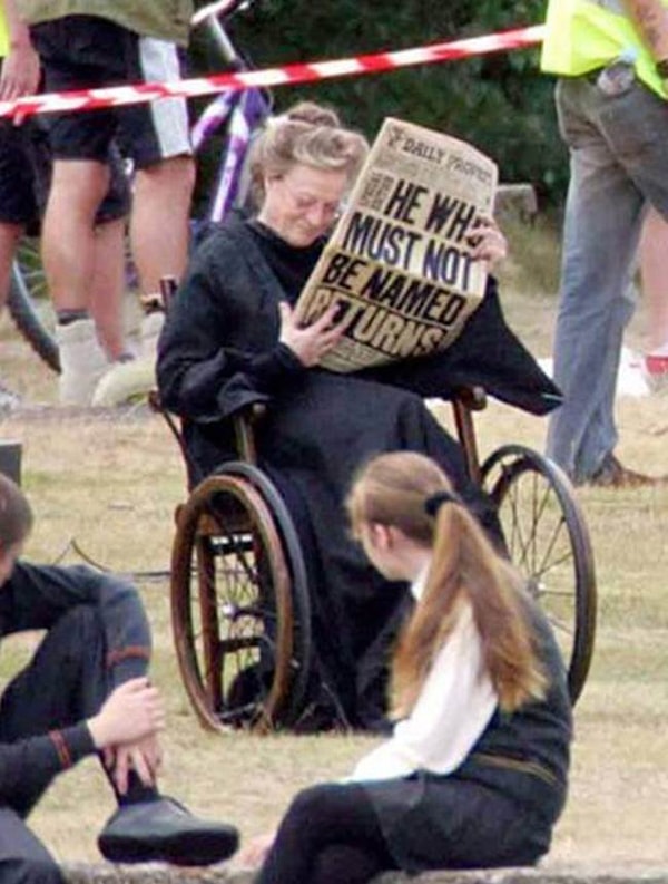 15. Мэгги Смит отдыхает от съемок. Удивительно, что она нашла в себе силы сниматься в фильме, ведь актриса в это время проходила курс химиотерапии