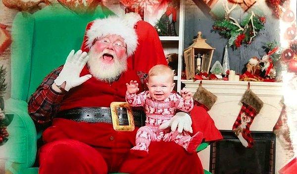 6. "Oğlumuz Noel Baba'yla ilk kez tanışıyor."
