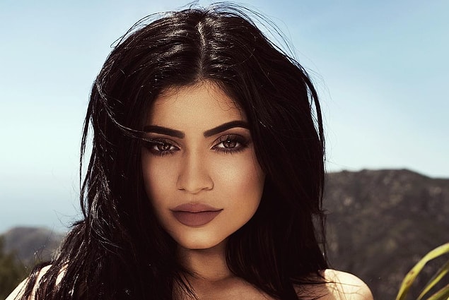Kylie'yle hayatımıza giren mat rujları da hemen yeri gelmişken analım :) Makyaj modası denildiğinde gözlerimiz ilk olarak ona dönüyor. Adeta tek başına koskaca make up sektörünün kilit parçalarını belirliyor Kylie!