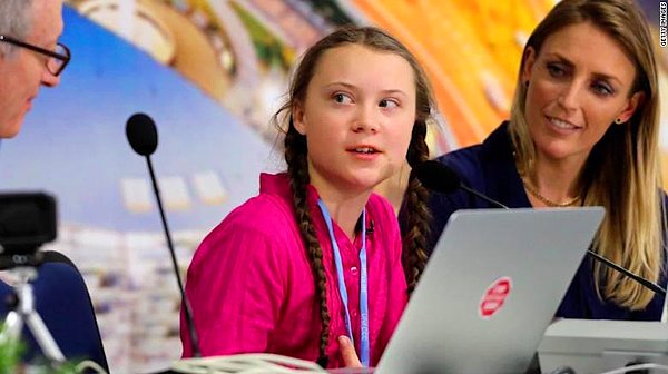 Geçtiğimiz aylarda yaptığı eylemle dikkatleri üzerine çeken Thunberg, her cuma okulu asıp Stockholm’de bulunan İsveç parlamento binası önünde, hükümetin iklim krizi için aldığı yetersiz eylem planlarına karşı oturma eylemi yapmıştı.