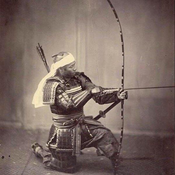 2. Geleneksel zırh içerisinde yay tutan Japon samuray, 1863