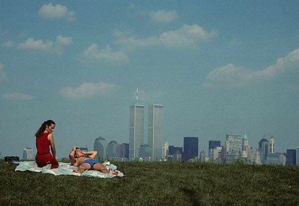 22. İkiz Kuleler'in yakınlarında dinlenen çift, New York, 1980