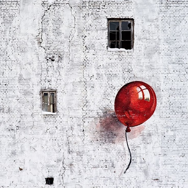 2. Вы заперты в комнате с красным шаром, а руки завязаны за спиной. Вы лопните шар?