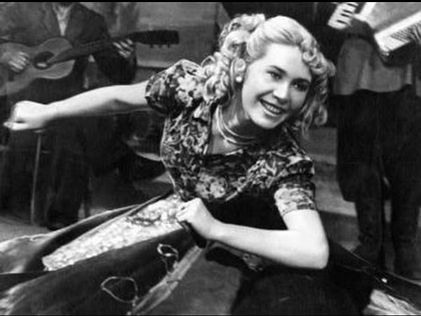 7. Очень красивая женщина явно была счастлива потанцевать в тот вечер. Этот момент запечатлен в киноленте...