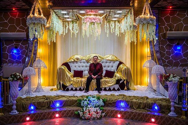 Irak'ta yasaklanan düğün etkinliklerini ülkeye geri kazandıran Mohammed Anizy, işlettiği düğün salonunda.