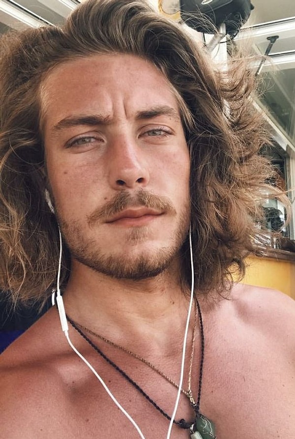 8. Даже если длинные волосы у него немного растрепаны, он все равно сможет обольстить любую красотку!