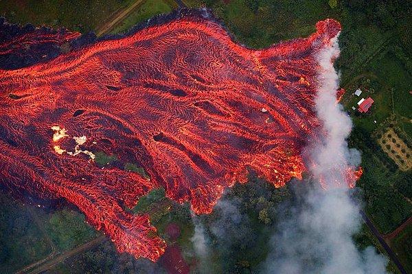 700'den fazla evin yıkımına yol açan Hawaii'deki Kilauea volkanik dağından fışkıran lav.