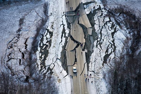 Alaska'da 7.0 şiddetindeki depremde hasar gören yollar.