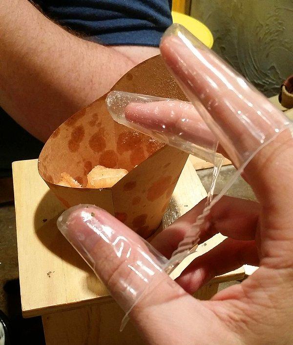 6. Yağlı bir şey yerken parmaklarınızın temiz kalması için plastik parmak kılıfları: