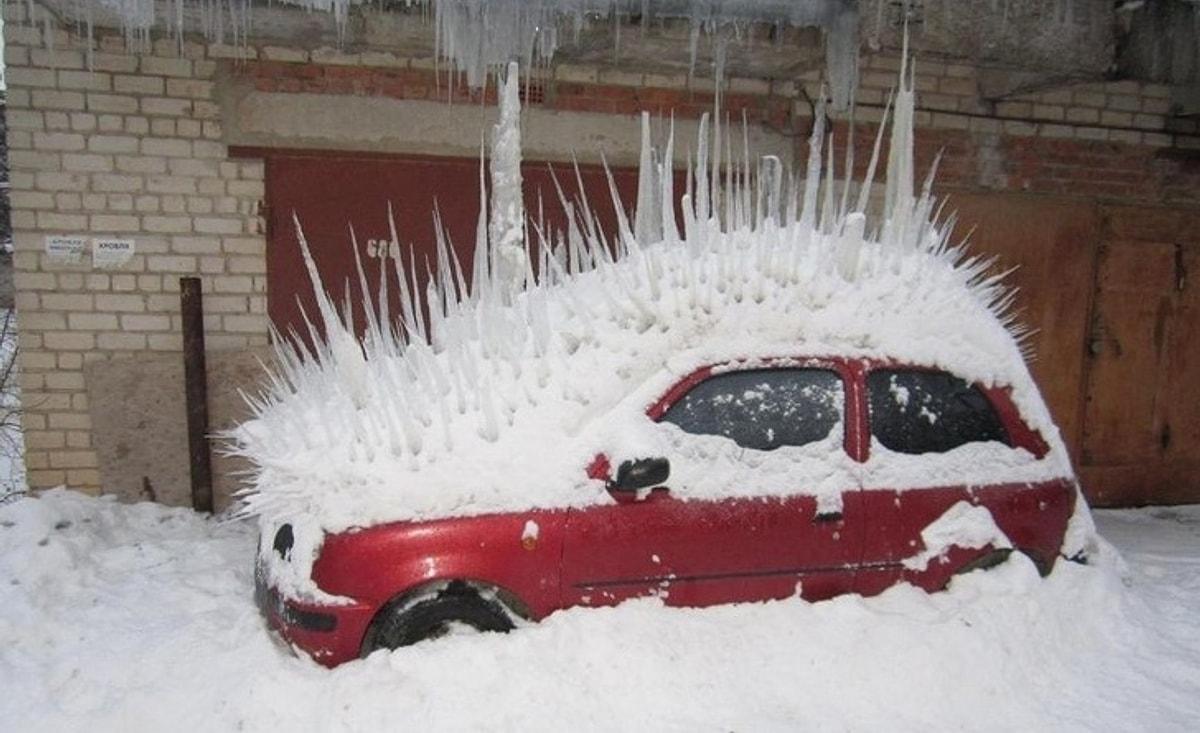 Глупый снег. Смешное авто в снегу. Машина в сосульках. Машина в сугробе прикол. Зимние автомобильные приколы.